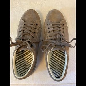 Taos women’s suede classic sneakers. Size 10